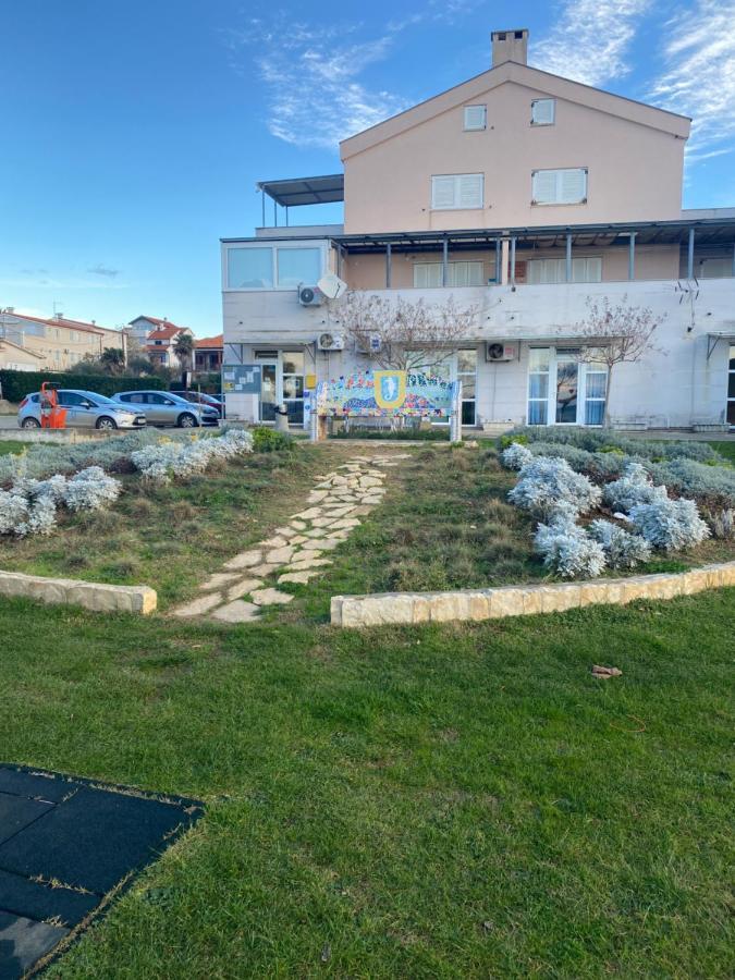 Apartment Privlaka Direkt Am Strand Mit Klima Und Neuem Badezimmer Haustiere Sind Willkommen Exterior photo
